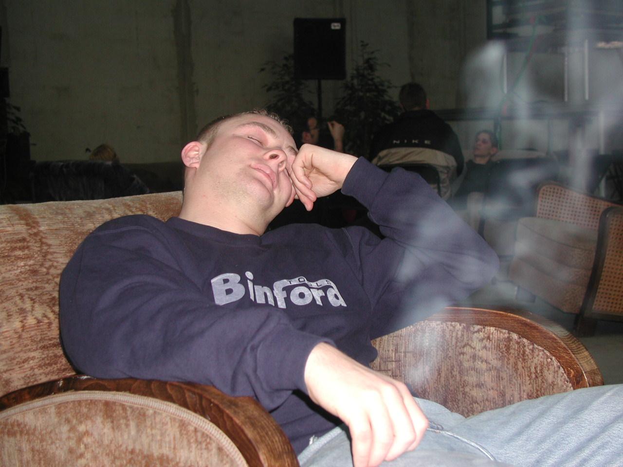 [13/04/2002] Chill Out: In abgewetzten Sesseln und Sofas erholt sich René.
